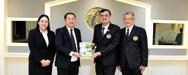 เลขาธิการเนติบัณฑิตยสภาและเลขาธิการสำนักอบรมฯ ให้การต้อนรับมหาวิทยาลัยพายัพ