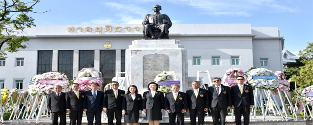 เนติบัณฑิตยสภาจัดพิธีวางพวงมาลาถวายสักการะพระอนุสาวรีย์ เนื่องในวันรพี ประจำปี 2567