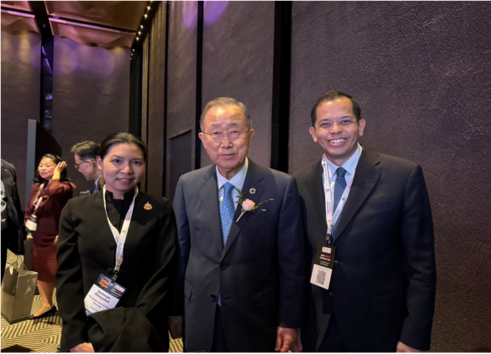 ร่วมกับนาย Ban Ki-moon