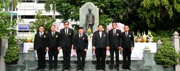 เลขาธิการเนติบัณฑิตยสภาวางพานพุ่มดอกไม้ถวายสักการะพระอนุสาวรีย์พระเจ้าบรมวงศ์เธอ กรมหลวงราชบุรีดิเรกฤทธิ์ 2569